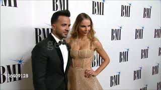 Luis Fonsi y Águeda asisten a los BMI Awards 2017 [upl. by Enyawed]