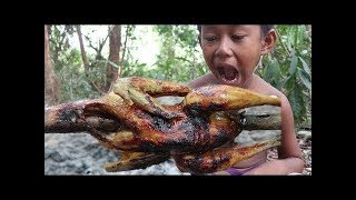 NIÑOS COCINANDO POLLO ASADO EN EL BOSQUE  Tecnologia Primitiva [upl. by Bellanca]