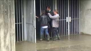 Reportage  Inondation du Sanctuaire de Lourdes  19 juin 2013 la basilique SaintPie X inondée [upl. by Naquin361]