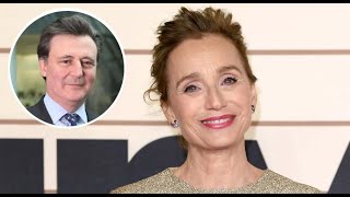 La boda secreta de Kristin Scott Thomas Cuatro bodas y un funeral con el editor jefe de Bloomber [upl. by Delwyn]