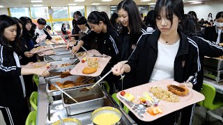 해외에서 난리난 세계 최고 수준의 예술고 급식 대량 생산 현장  Korean School Lunch  Korean food [upl. by Rehtul235]