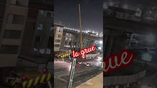 La grue الرافعة التي ترفع الشاليات و المحلات المتنقلة و حتى مواد البناء 👷‍♂️ 🚧 [upl. by Kaczer316]