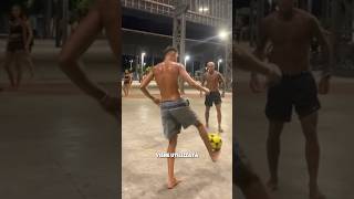 Il pallone che usano i brasiliani per palleggiare in spiaggia⚽️ calcio altinha footvolley [upl. by Velick602]