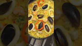 ¡Celebra a lo grande con una paella que lo tiene todo [upl. by Downes83]