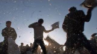 Flashmob Gigantische Kissenschlacht am Brandenburger Tor  DER SPIEGEL [upl. by Cahan]