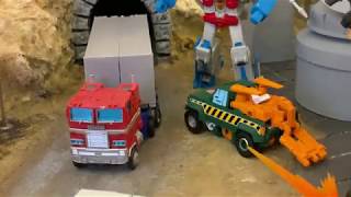 Transformers quotEarthrisequot Diorama at New York ComicCon 2019 [upl. by Sholem]