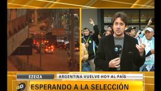 Esperando a la Selección en Ezeiza  Telefe Noticias [upl. by Annahsal315]