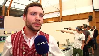 Wiesn  Presseschießen mit Olympiateilnehmer Michael Janker [upl. by Yztim]