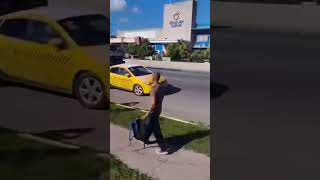 Cubanos cierran la Avenida Boyeros en La Habana en protesta tras casi 7 días sin electricidad [upl. by Sig]