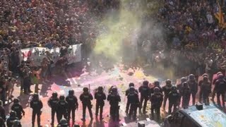 Los Mossos cargan contra independentistas que les lanzaron polvos de colores [upl. by Aceissej200]