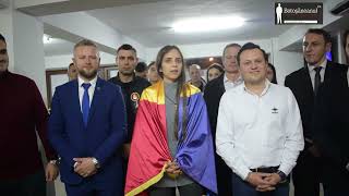 Lidera AUR cu tricolorul pe umeri la partid  PRIMELE declarații [upl. by Googins110]