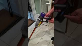 Vidéo panne Dyson Cyclone V10 Absolute Cordfree Vacuum Cleaner  CopperNickel [upl. by Arykat]