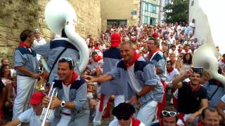 Fêtes de Bayonne 2017  la banda esperenza joue dans les rues [upl. by Anma]