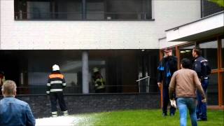 Woningbrand op Bertus Aafjeshof in Bladel De brandweer rukte met groot materiaal uit 19082014 [upl. by Beitnes]