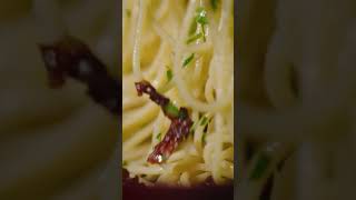 Spaghetti carbonara met gepocheerd ei recept  shorts  Allerhande [upl. by Neerihs]