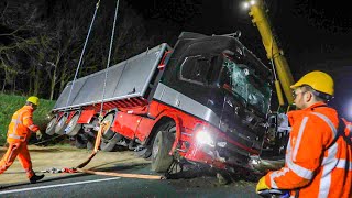 BERGING  Vrachtwagen op zijn kant op snelweg 🚛👷🏻 SCANIA R450 [upl. by Barnes170]