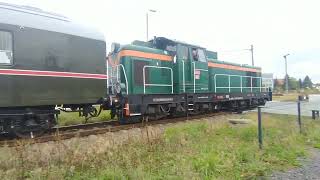 SU42536 z pociągiem specjalnym na przejeździe kolejowym w Krośnie [upl. by Omarr131]