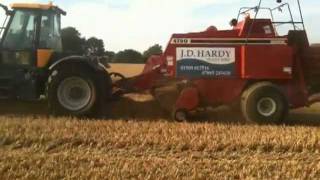 Jcb fastrac amp hesston 4750 baling wheat straw [upl. by Silvanus]