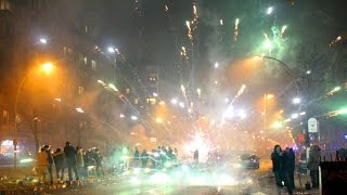 Silvesterballerei Nr 1 Raketen Böller zu Silvester 2016 Berlin Feuerwerksvitrine [upl. by Atila]