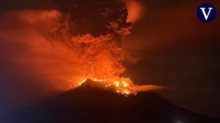 Miles de evacuados por una erupción volcánica con riesgo de tsunami en Indonesia [upl. by Andeee]