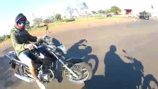 Honda Cbx Strada  Rachinha com a FAN 150 2014 [upl. by Emoreg797]