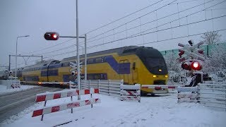 Spoorwegovergang Elst  Dutch railroad crossing [upl. by Ahsirhcal]