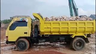 DUMPTRUK TEMANNYA UMPLUNG JOMPLANG RAGASA 120 PS BONGKAR BATU GUNUNG PUTIH DI LOKASI BERLUMPUR [upl. by Luben]