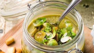 Groene koolsoep met spruitjes croutons en amandelpesto [upl. by Orian]