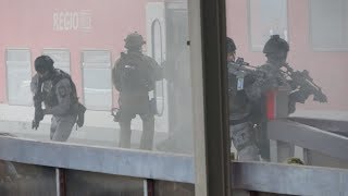 Großübung der GSG 9  BFE der Bundespolizei im Bahnhof BerlinLichtenberg am 250917  OTöne [upl. by Seldun148]