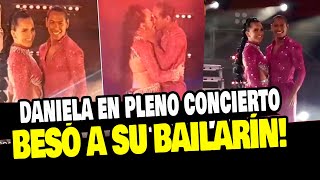 DANIELA DARCOURT BESÓ A SU BAILARIN EN PLENO CONCIERTO ¡COQUETEOS Y MÁS [upl. by Sucam680]