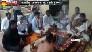 YS Jagan at Rishikesh Special Pooja with Sri Swaroopananda Swamy Over AP Special Status [upl. by Felicie]