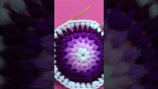 Te enseño como tejer la VUELTA 6 a crochet de la Flor N° 52 en la combinación de los violetas [upl. by Stanislaus]