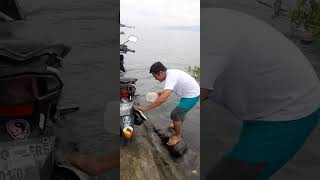 WASHING MOTORCYCLE YAMAHA 2014 MODELUNLIMITTED WATER FROM LAKE ISLAND LIFEBOMBASEMOTOVLOG [upl. by Adirahs]