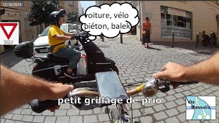 Les cyclistes font nimporte quoi Surtout quand ils sont en scooter et en voiture [upl. by Anialem]