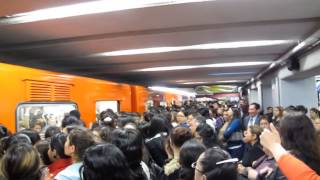 Desmayos en el Metro del DF [upl. by Aihtniroc]