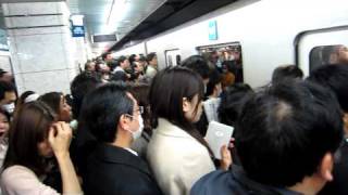 Métro de Tokyo 3 jours après le tremblement de terre  Impossible de monter dans le train [upl. by Gapin]