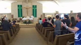 Catholic Spanish Mass singing the Our Father who art in heaven  Padre Nuestro [upl. by Grete936]