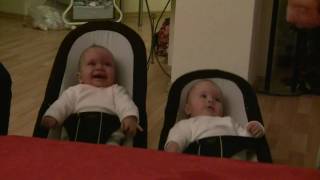 Lachende Zwillinge in der BabyWippe  laughing twins with babyrockers [upl. by Duile]