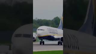 Ryanair pilots caught landing smooth 🤨🎥 aviation aviationmemes ryanairlanding ryanair shorts [upl. by Amle]