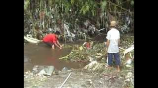 Banjir bandang di wisata air panas pacet mojokerto 6wmv [upl. by Enilauqcaj]