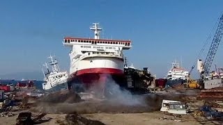 Turchia approdo spettacolare in un porto cimitero delle navi [upl. by Trellas]