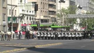 Gendarmeria de Chile Izando la Gran Bandera del Bicentenario [upl. by Nagam995]