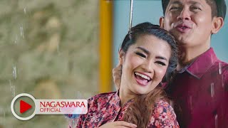 Fitri Carlina  Musim Hujan Musim Kawin Official Music Video NAGASWARA dangdut [upl. by Robma802]