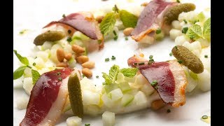 Jamón de pato al pimentón con ensalada de queso manzana y pepinillo  Martín Berasategi [upl. by Wiseman]