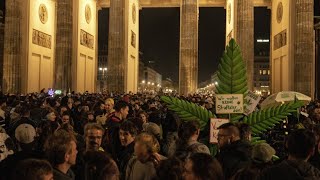 Großes „Ankiffen“ Hunderte feiern CannabisLegalisierung in Berlin [upl. by Chretien112]