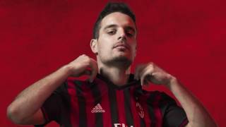 Le nouveau maillot domicile du Milan AC 20162017 [upl. by Einnil]