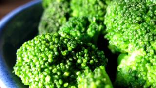 Broccoli kochen Basic Rezept Gemüse kochen einfachKochen mit Brokkoli [upl. by Ardeth382]