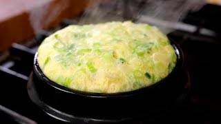 Steamed eggs in an earthenware bowl ttukbaegigyeranjjim뚝배기 계란찜 [upl. by Pirzada]