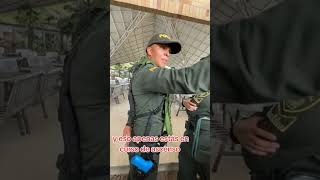 Pelea por un quotapodoquot a integrante de la Policia Nacional ponal policiadecolombia [upl. by Stilwell]