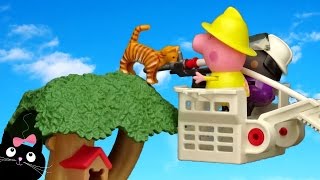 Peppa Pig Bombera Rescata a Gatita en la Casa del Árbol  Vídeos de Juguetes Peppa Pig en Español [upl. by Remoh]